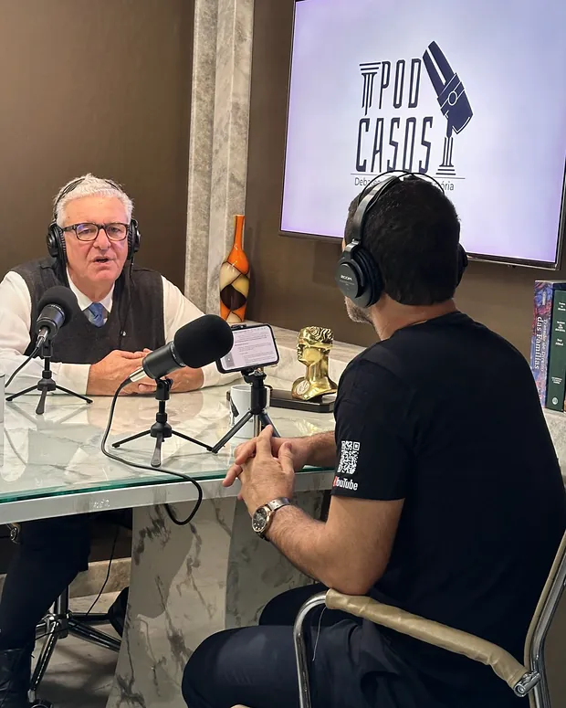 Dr. Eduardo Cunha Löwenhaupt no estúdio do PodCasos, durante a gravação do primeiro episódio.