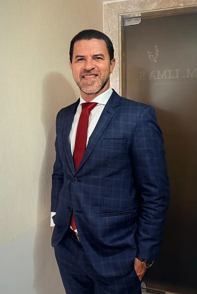 Dr. Márcio Lima da Silva na entrada do escritório, na Asa Norte, em Brasília.