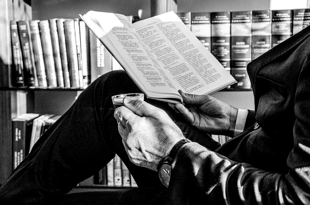 Dr. Márcio Lima da Silva lendo na biblioteca do escritório.