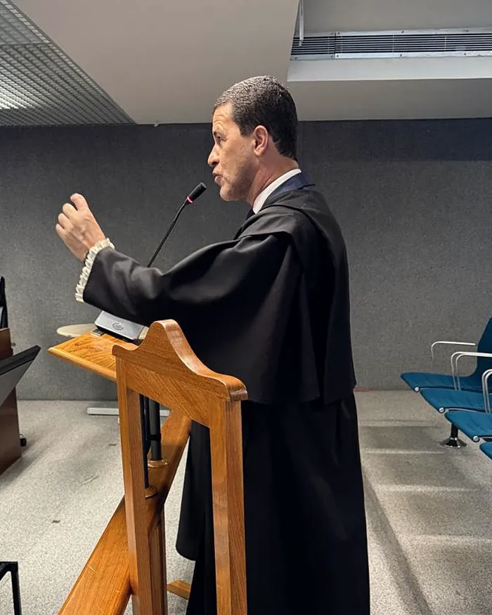 Dr. Márcio Lima da Silva de toga, em sustentação oral na tribuna, diante do colegiado.