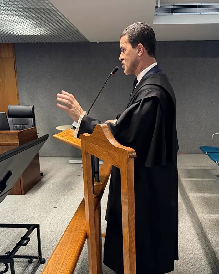 Dr. Márcio Lima da Silva em sustentação oral, gesticulando diante do microfone da tribuna.