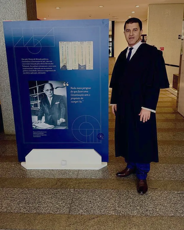 Dr. Márcio Lima da Silva de toga, no saguão de um tribunal em Brasília.