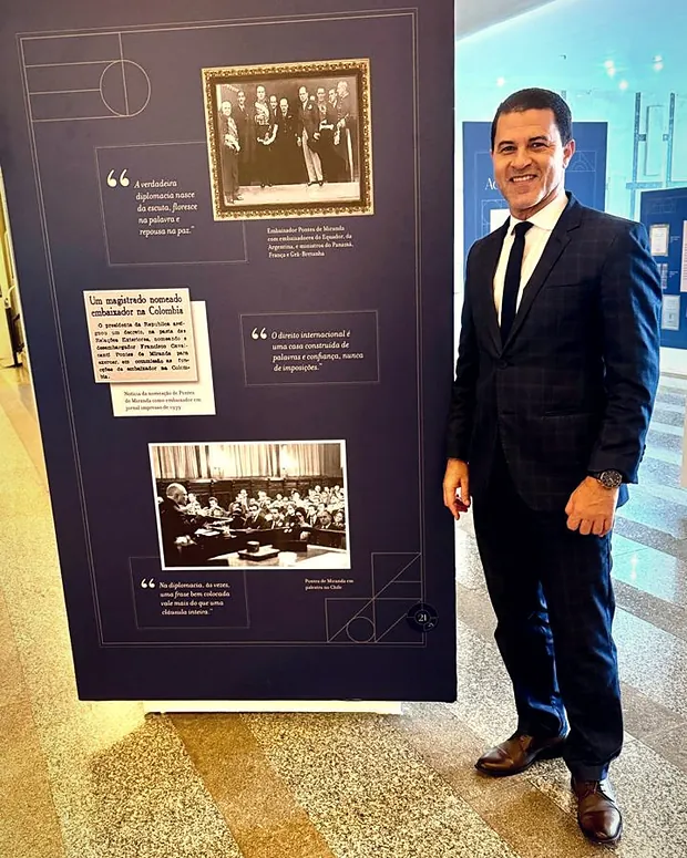 Dr. Márcio Lima da Silva no saguão de um tribunal em Brasília.